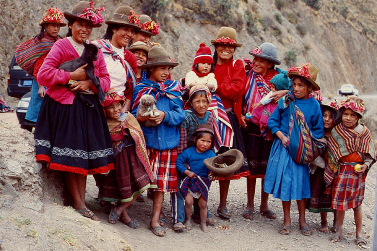 Народы населяющие мексику их быт. Население Перу перуанцы. Индейцы кечуа в Перу. Креолы в Перу. Жители Перу перуанцы.